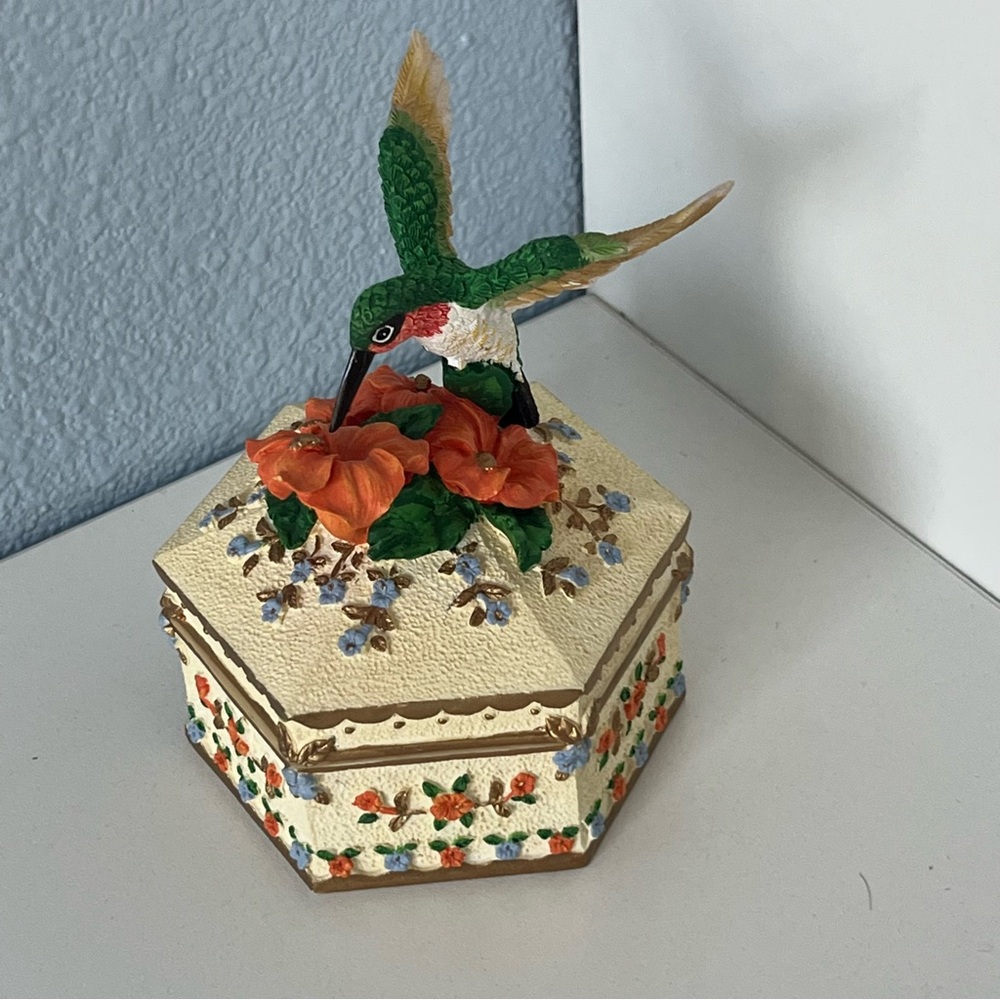 Ruby-Throated Hummingbird Wings of Love Collection 2001 Trinket Dish w/Music Box